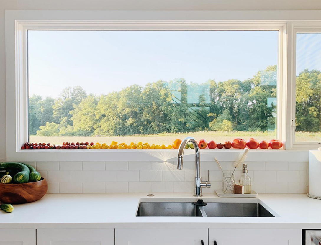 Установка пластикового окна кухни. Пластиковое окно на кухню. Окно над раковиной. Окно над раковиной в кухне. Кухня с окном в сад.