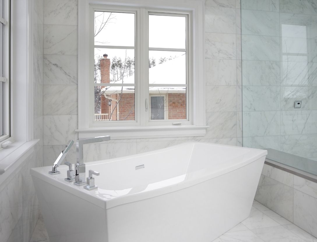 Soaking tub in huge master bathroom idea design