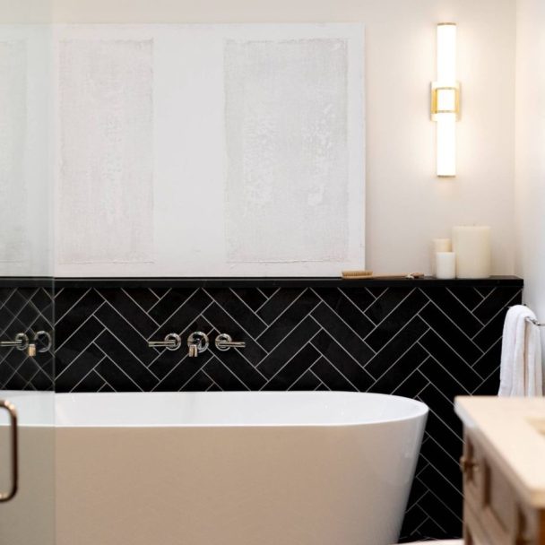 Luxury Bathroom Design with Bathtub