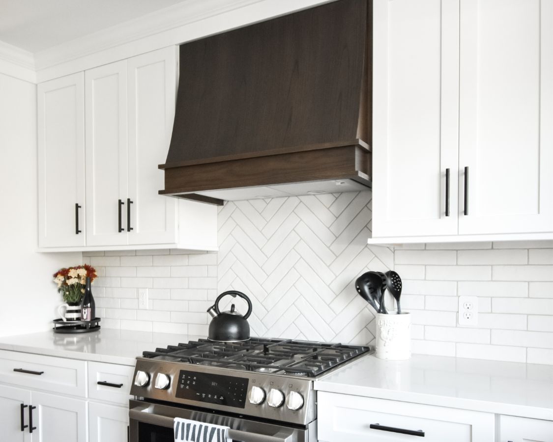 Modern farmhouse kitchen hood design 