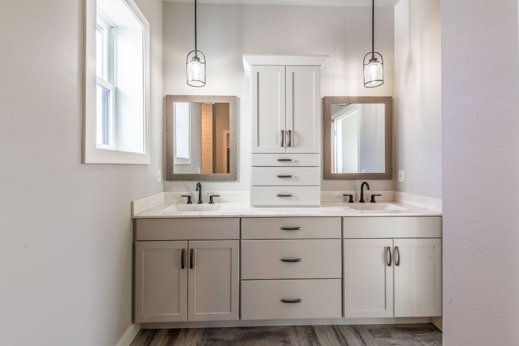 Double vanity bathroom designs